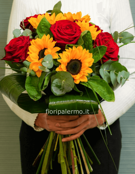 Bouquet di girasoli e rose rosse