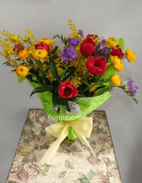 Mimosa e fiori di campo misti