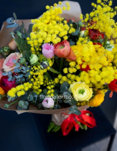 Petit il bouquet di ranuncoli e mimosa  dolcissimo timido bouquet dalle sfumature armoniose