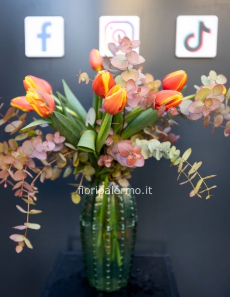 Tulipani in vaso cactus