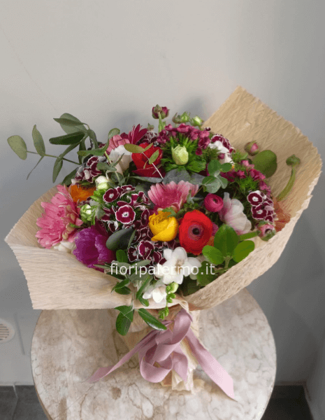 Bouquet fiori primaverili con carta naturale