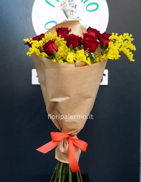 M) Mazzo di 7 rose rosse  con Mimosa  
