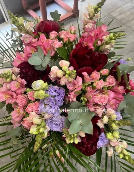 Mazzo di fiori misti con 3 peonie  di sfumature cromatiche tendenti al  colore rosa