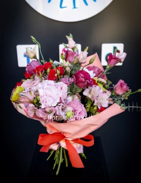 bouquet con peonie e fiori di stagione