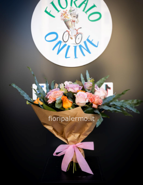 bouquet di rose colorate e fronde verdi