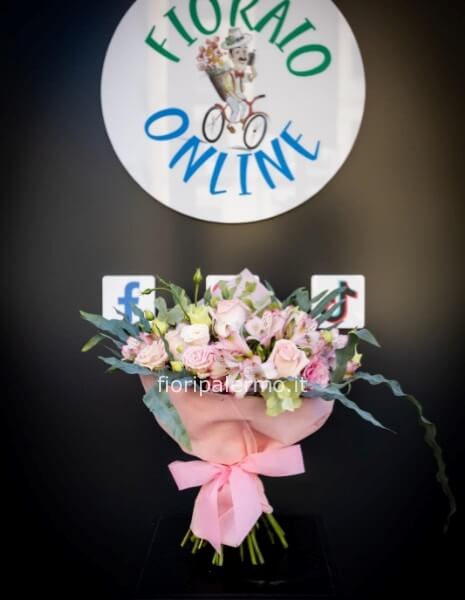 bouquet di rose e fiori di stagione