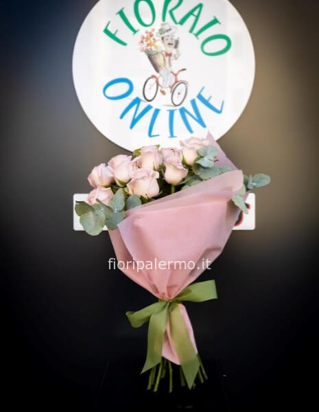 bouquet di rose rosa e fronde verdi