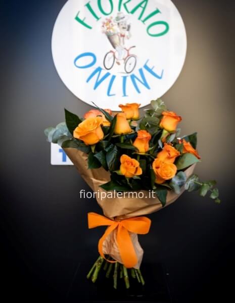 bouquet di rose arancio e fronde verdi