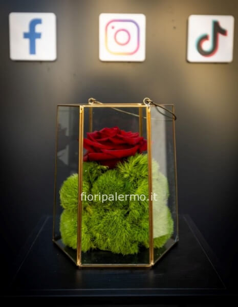 lanterna oro piccola con rosa rossa e decorazione interna