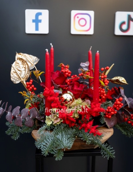 centrotavola con base il legno ed elementi natalizi