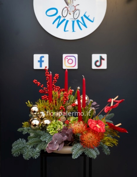 	 Centrotavola con base in cera naturale con allestimento natalizio