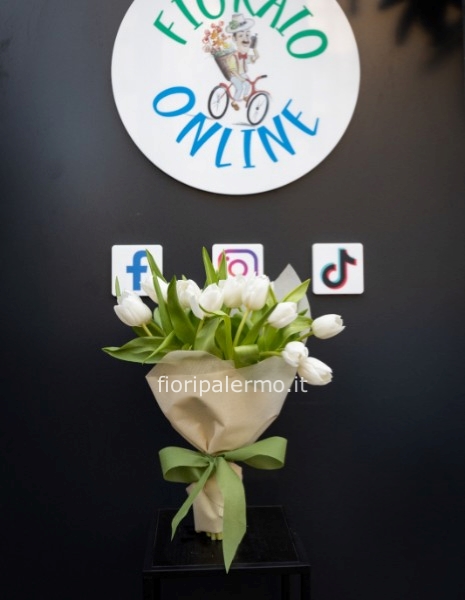 Bouquet di tulipani e fronde verdi