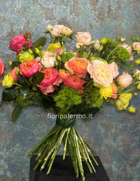 Bouquet floreale con rose e fiori di stagione